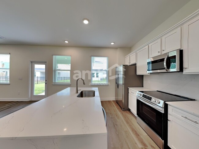 Building Photo - 5950 Pinewood Ests Dr