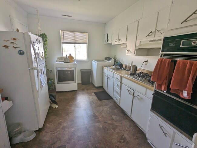 Building Photo - 2006 Molton Ct