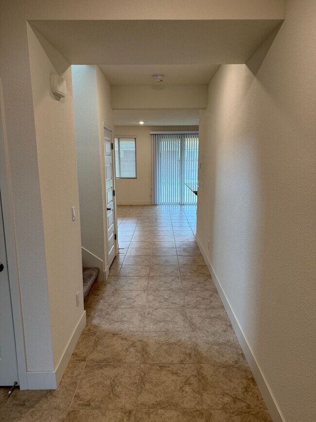 Foto del edificio - Lovely 4 Bedroom Home With Easy Landscaping And Beautiful Interior