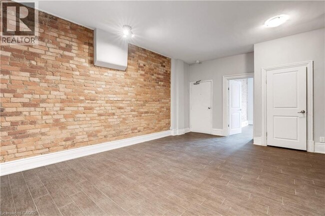 Building Photo - 477 King St E