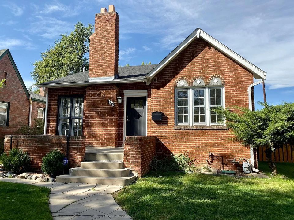 Primary Photo - 1325 Dahlia St