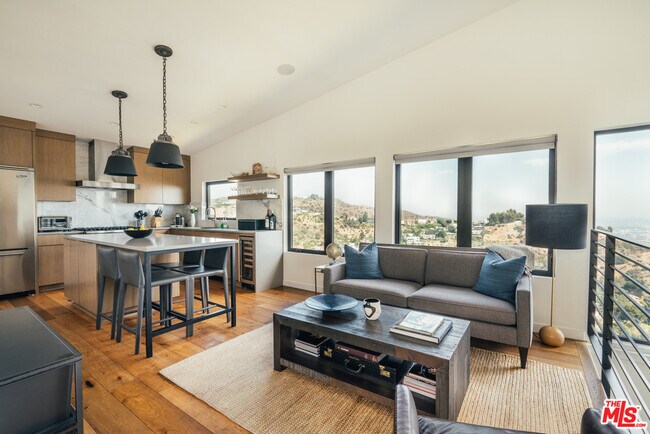 Foto del edificio - 8179 Mannix Dr