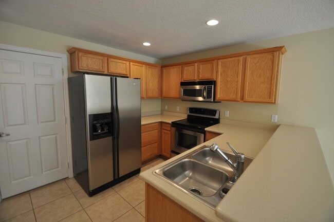 Building Photo - ALTAMONTE SPRINGS: 2 Story Townhouse, 3 bed/2.5 Bath, 1 Car Garage