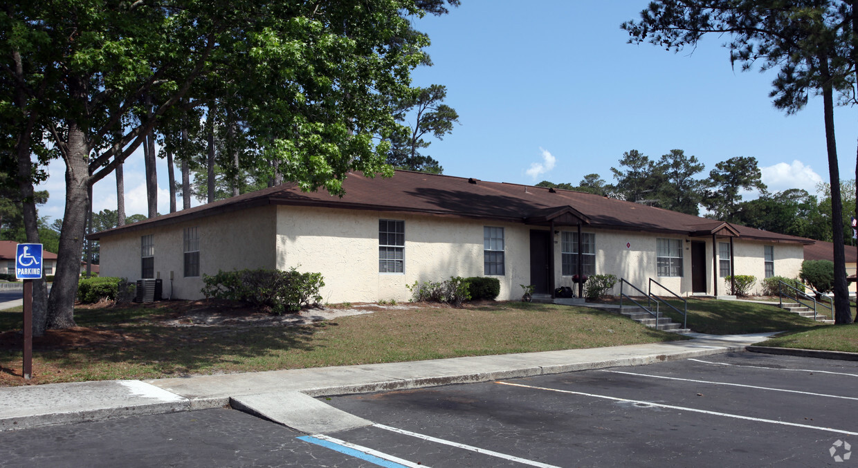 Building Photo - Oak Tree Apartments