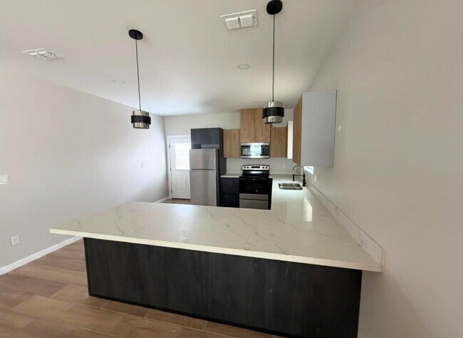 Building Photo - "Spacious 3-Bed Escape with 2 Full Baths in McAllen's Heart!"