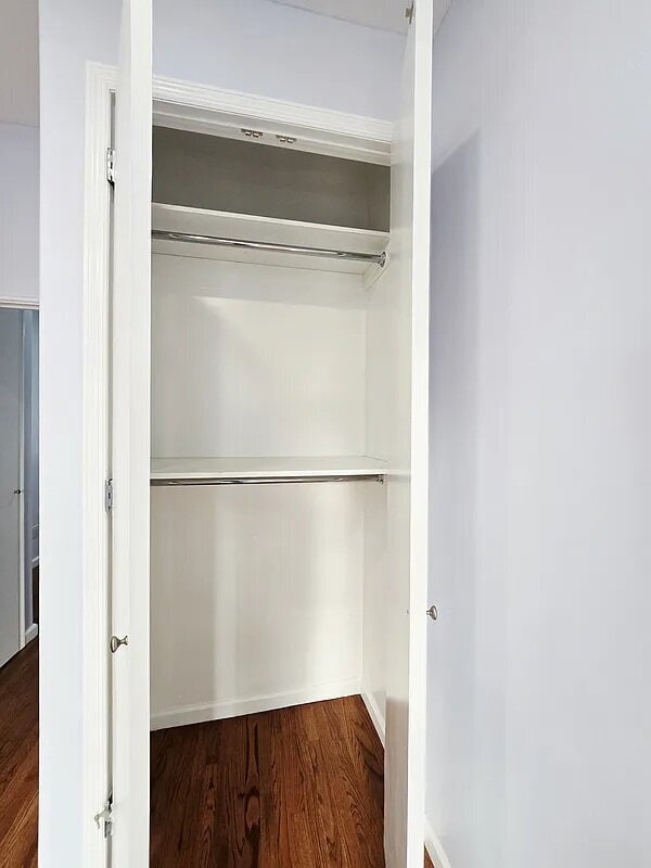 Foto del edificio - sunny, renovated, rent-stabilized one-bedroom apartment