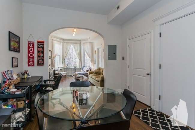 Building Photo - 848 W Barry Ave