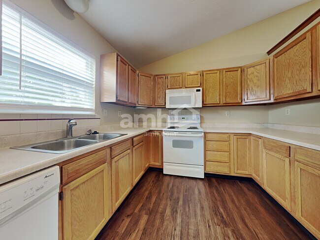 Building Photo - 333 Greenwood Ln