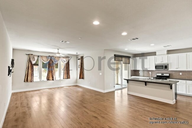 Building Photo - Unit
