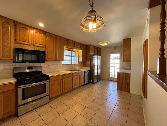 Building Photo - Simi 2+1.5 w/bonus room, RV parking + grea...