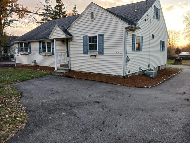 Building Photo - 441 Niles Cortland Rd NE