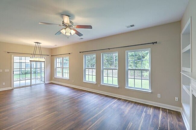 Building Photo - Home in Legend Oaks Plantation!