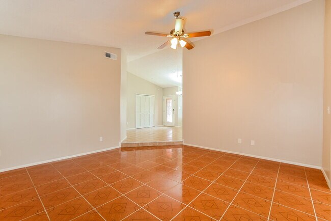 Foto del edificio - 1388 La Paloma Cir