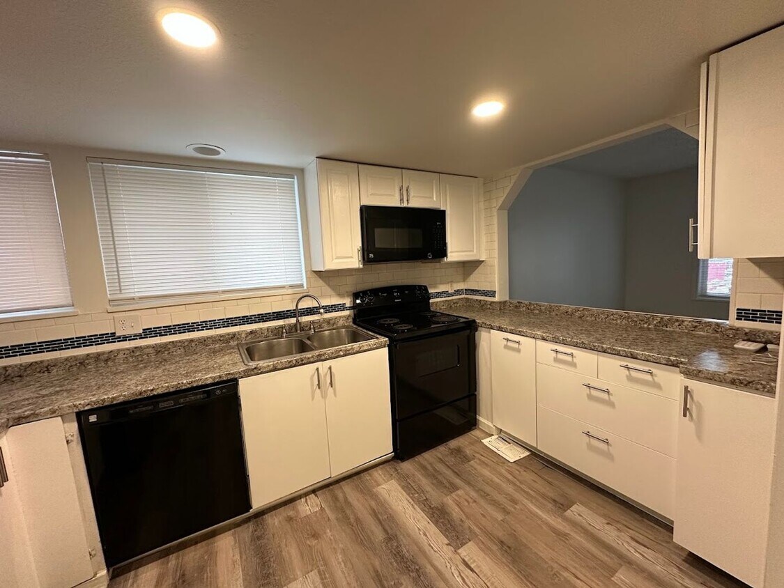 Aurora Rental | 3 Bedroom Home w/ Basement, Garage & Fireplace – Near Denver Commute - Aurora Rental | 3 Bedroom Home w/ Basement, Garage & Fireplace – Near Denver Commute