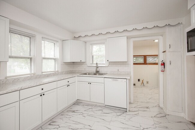 Foto del edificio - 21180 Westport Ave