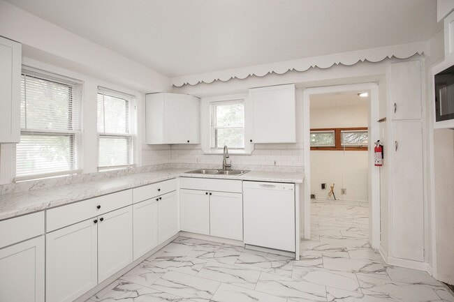 Building Photo - 3 Bedroom/2 bath Single House!! Euclid!!!