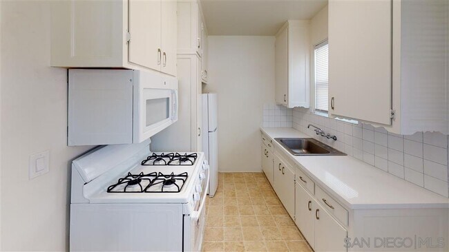 Building Photo - 756 G Ave