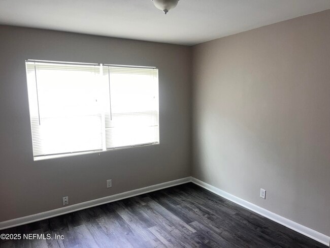 Foto del edificio - 6060 Mizzell Dr