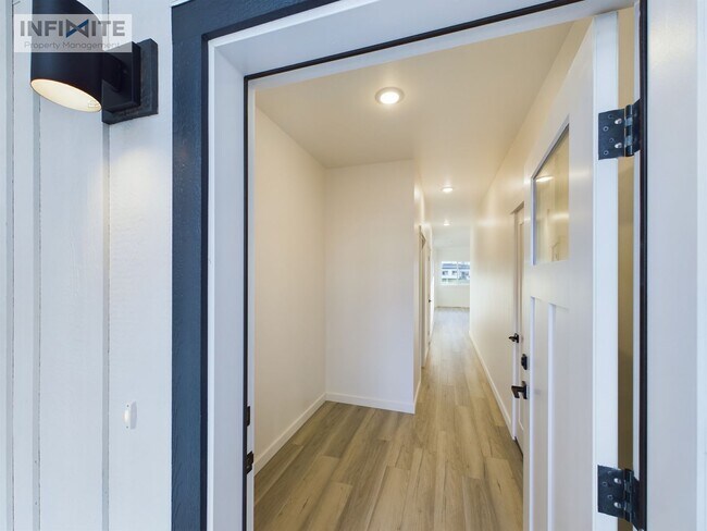Building Photo - Wonderful 3 Bedroom End Unit