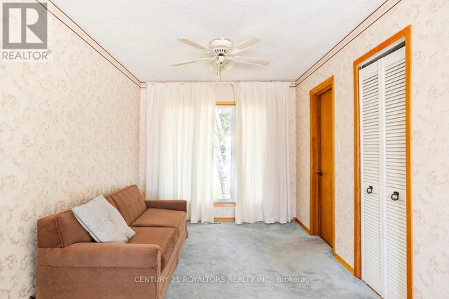 Building Photo - 570 Phillip St E