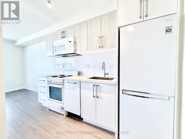 Building Photo - 1500 Bathurst St