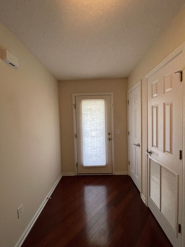 Building Photo - 260 Windsor Garden Dr