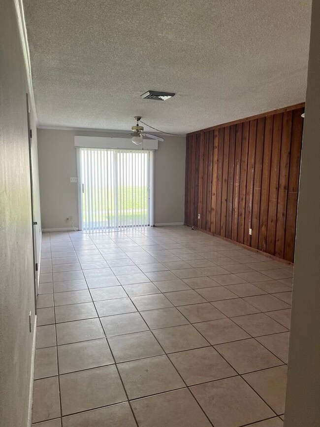 Foto del edificio - 2 bedroom Townhome off Pensacola Available...