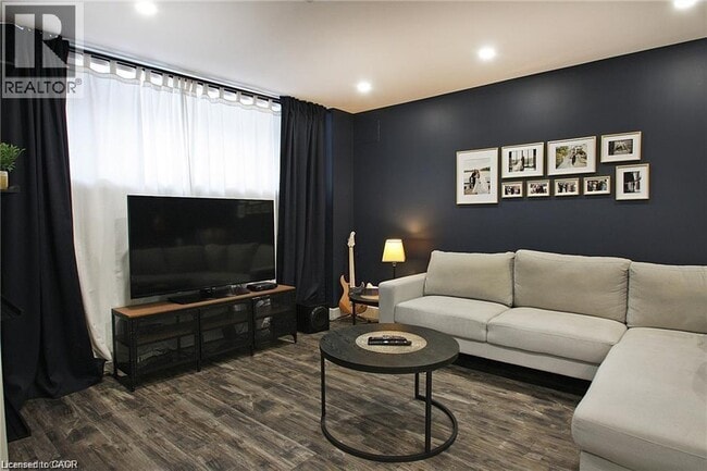 Photo du bâtiment - 23 Scarletwood St