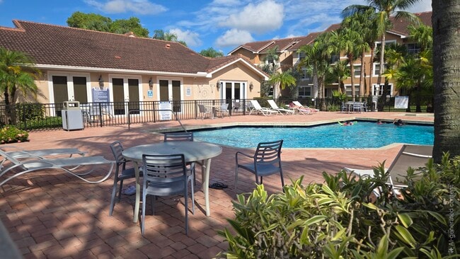 Foto del edificio - 8851 Wiles Rd