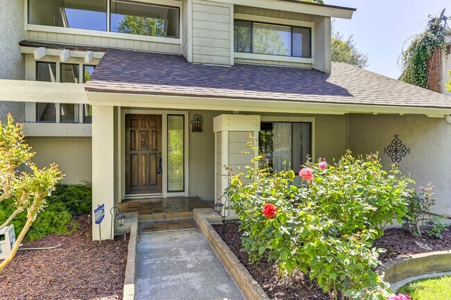 Foto del edificio - STUNNING 4BD / 2.5BTH SINGLE FAMILY RIGHT ...