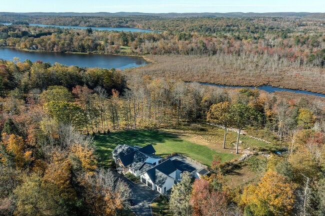 Foto del edificio - 42 Pond Ridge Rd