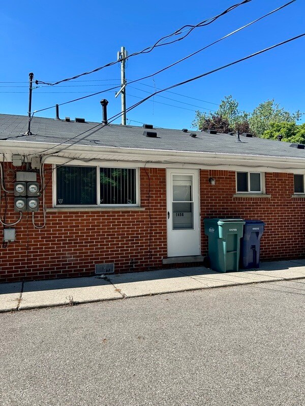 Building Photo - 1456 Goddard Rd