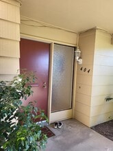 Building Photo - 404 Meadowgreen Dr
