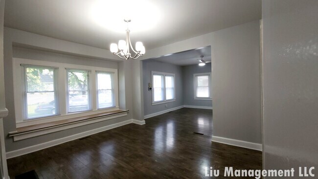 Foto del edificio - 1029 N Holmes Ave