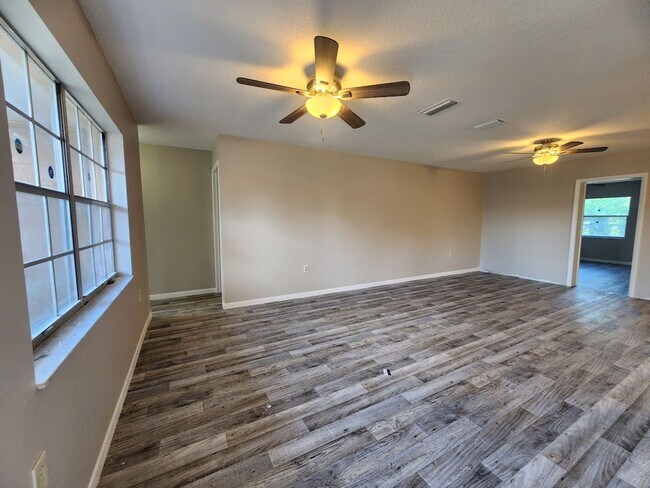 Foto del edificio - Bed 2 Bath, 2 car garage (SW Ocala/ Marion Oaks)