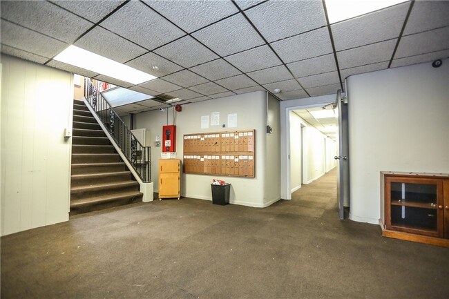 Building Photo - 404 Main St