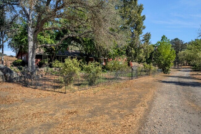 Foto del edificio - 31638 Lodge Rd