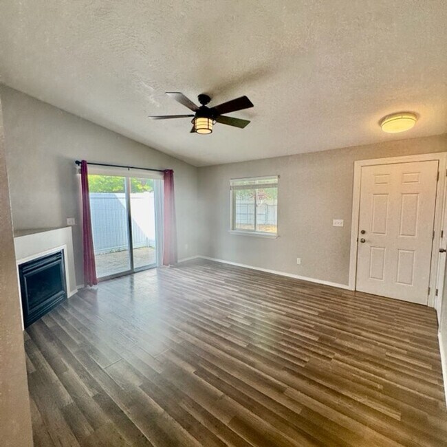 Foto del edificio - Modern 1 Bed, 1 Bath Ground-Floor Condo in...