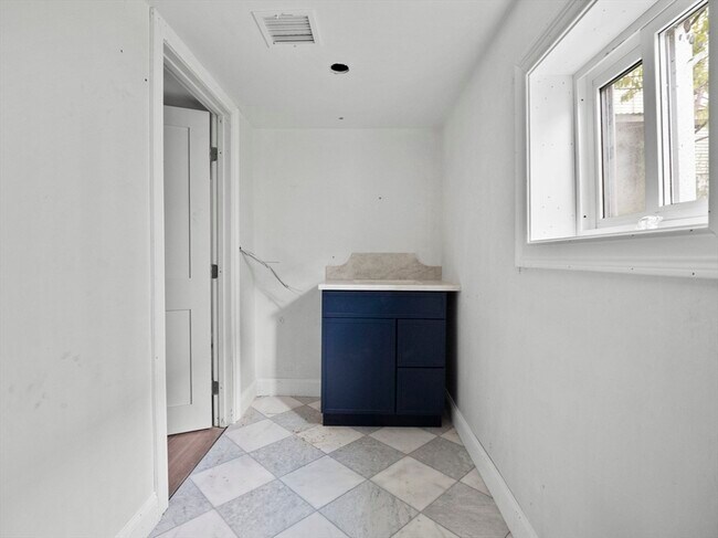 Building Photo - 206 Byron St