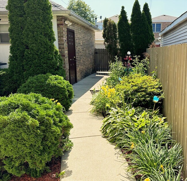 Foto del edificio - 5940 N Bernard St