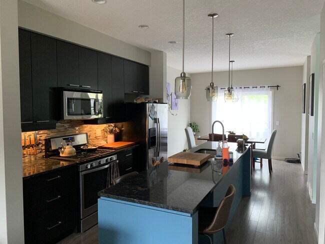 Kitchen - 404 Copperpond Row SE