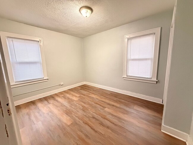 Building Photo - 2 Bedroom House - Updated $875