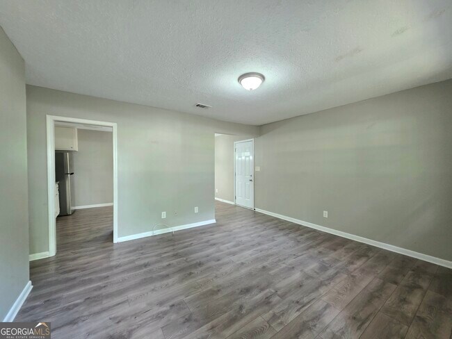 Building Photo - 3460 Meadowview Dr