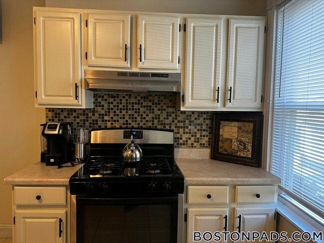 Building Photo - 32 Kingsdale St