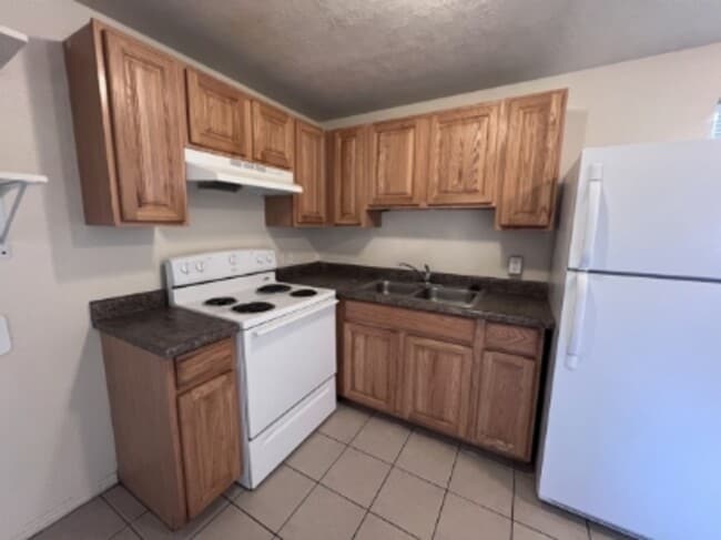 Building Photo - 615 E 700 S