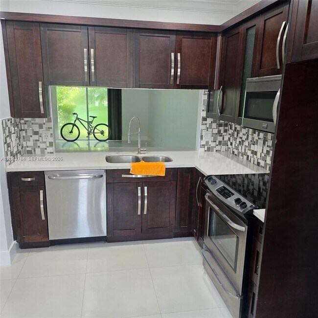 Foto del edificio - 8215 SW 27th St
