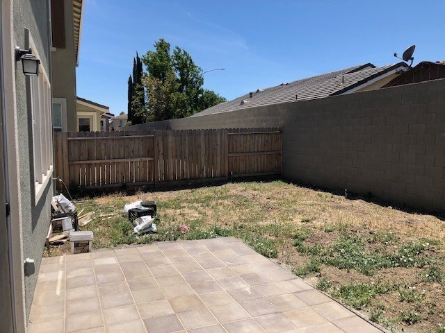 Building Photo - Tracy Former Model Style Home 4 Bedrooms, ...