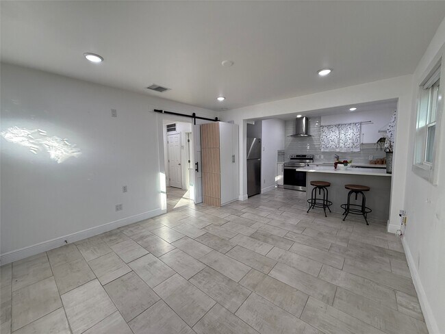 Building Photo - 828 Allston St