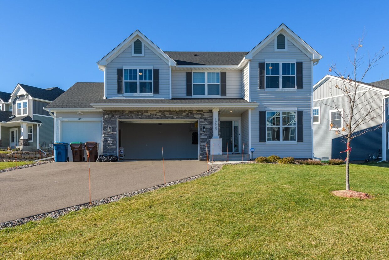 Primary Photo - Wayzata schools executive home for lease! ...