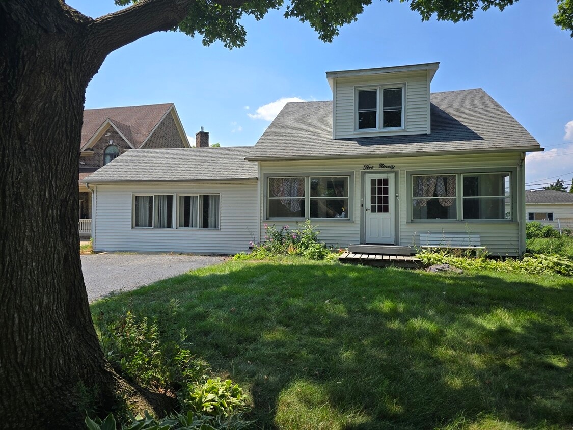 Primary Photo - 590 Adele St